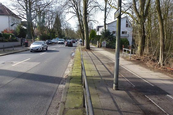 Die Wellingsbütteler Landstraße ist ein Alle-Straße. Geh-Radwege sind schmal und sanierungsbedürftig.
